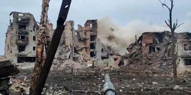 Танкисты группировки войск Центр работают прямой наводкой по позициям ВСУ на Покровском направлении. Скриншот с видео. Танкисты группировки войск Центр работают прямой наводкой по позициям ВСУ на Покровском направлении. Скриншот с видео. - ИноСМИ, 1920, 17.10.2025