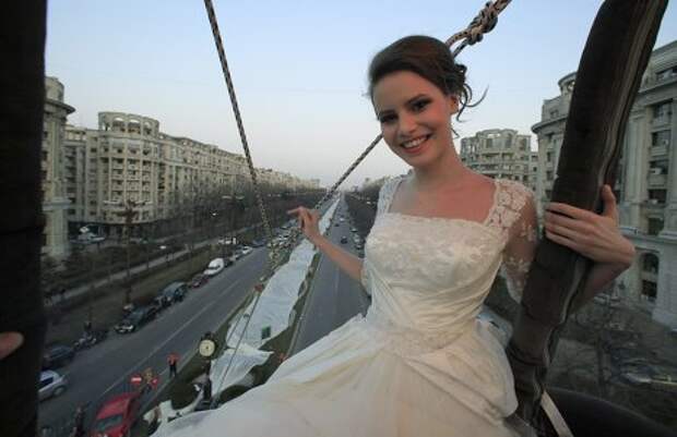 Модель, облаченная в свадебное платье, пролетела над центром Бухареста на воздушном шаре