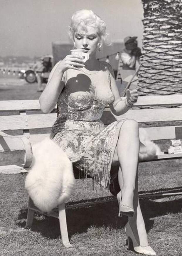 На первый взгляд может показаться, что на Душечке, героине Мэрилин Монро (Marilyn Monroe), на протяжении всего фильма «В джазе только девушки» (1959) нет нижнего белья.