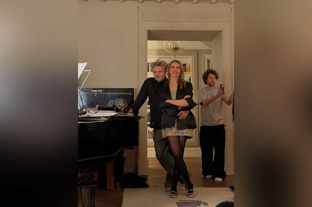 Ведущая Светлана Бондарчук снялась в сияющем мини-платье