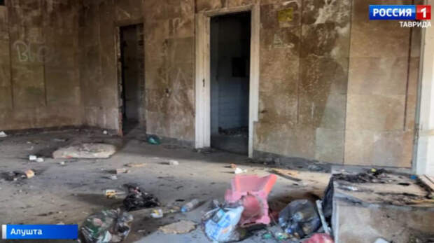 В Алуште закрыли доступ к заброшенному зданию бывшей аптеки