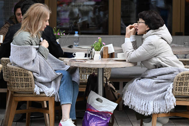 Россиян предупредили о скрытых чаевых в кафе