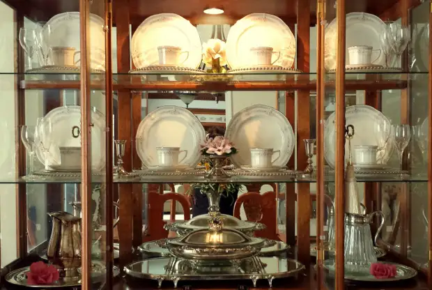 Привычка коллекционировать посуду.