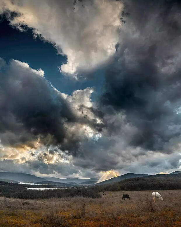 Предштормовой закат в Байдарской долине, Крым