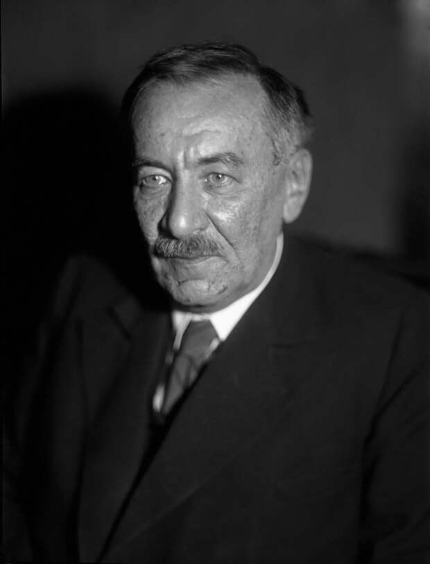Леонид Исаакович Мандельштам (1879 - 1944) русский и советский физик, один из основателей отечественной научной школы радиофизики; академик АН СССР. Премия им. В. И. Ленина. Премия имени Д. И. Менделеева. Государственная премия СССР им. И. В. Сталина первой степени. За выдающиеся заслуги в области науки и подготовки научных кадров Л. И. Мандельштам был дважды награждён: орденом Трудового Красного Знамени и орденом Ленина. Википедия