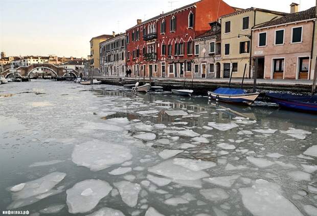 pb 120206 venice jb 02.photoblog900 Венецианские каналы впервые за 80 лет сковало льдом