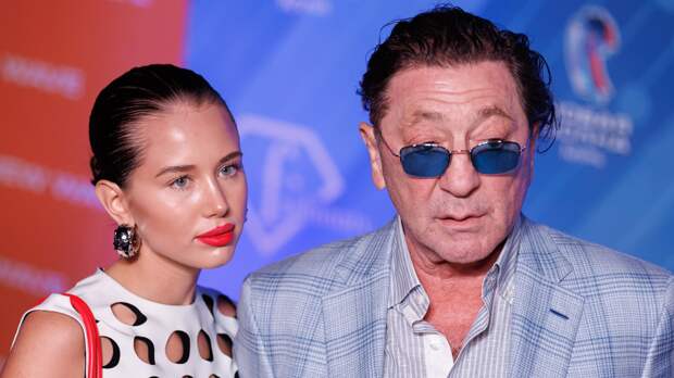 Невеста певца Лепса Аврора Киба снялась в платье с глубоким декольте