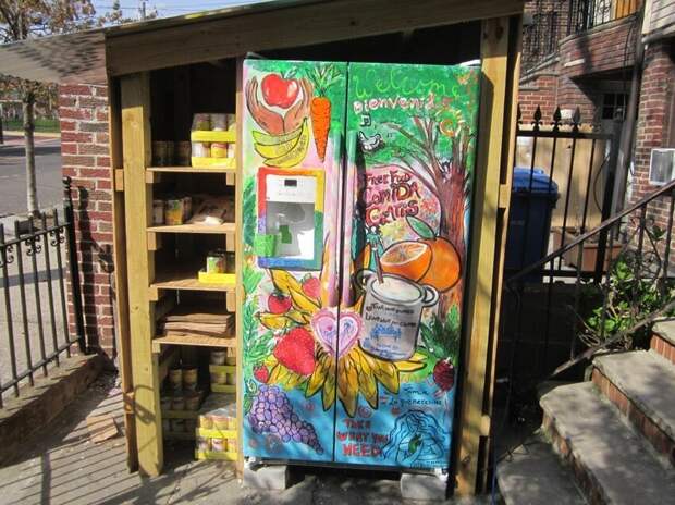 Общественный холодильник в Нью-Джерси (Возьмите то, что вам нужно, и оставьте то, что вы можете).