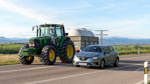 Можно ли обогнать трактор через сплошную линию разметки, если он едет медленнее 30 км/ч