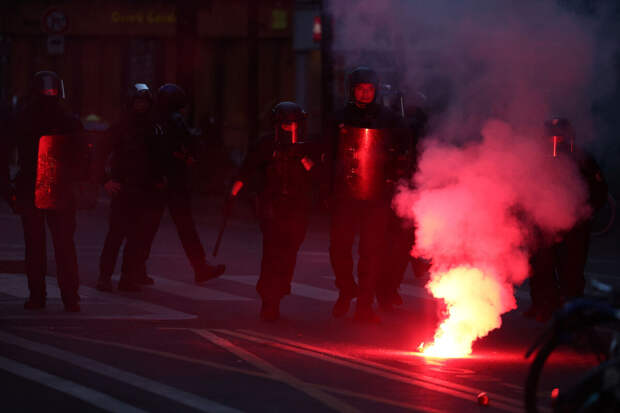 Полиция использовала слезоточивый газ для разгона левых в Париже