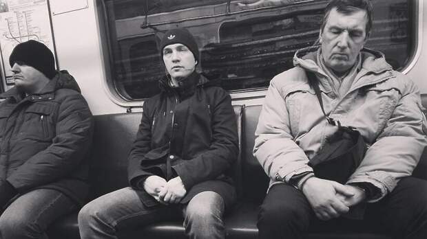 5 сидений, 3 мужчины. Куда сесть? (Фотосток)