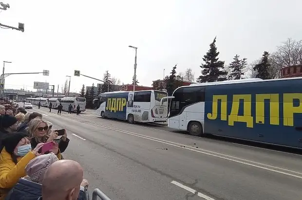 К месту похорон Владимира Жириновского стягиваются сотни его почитателей