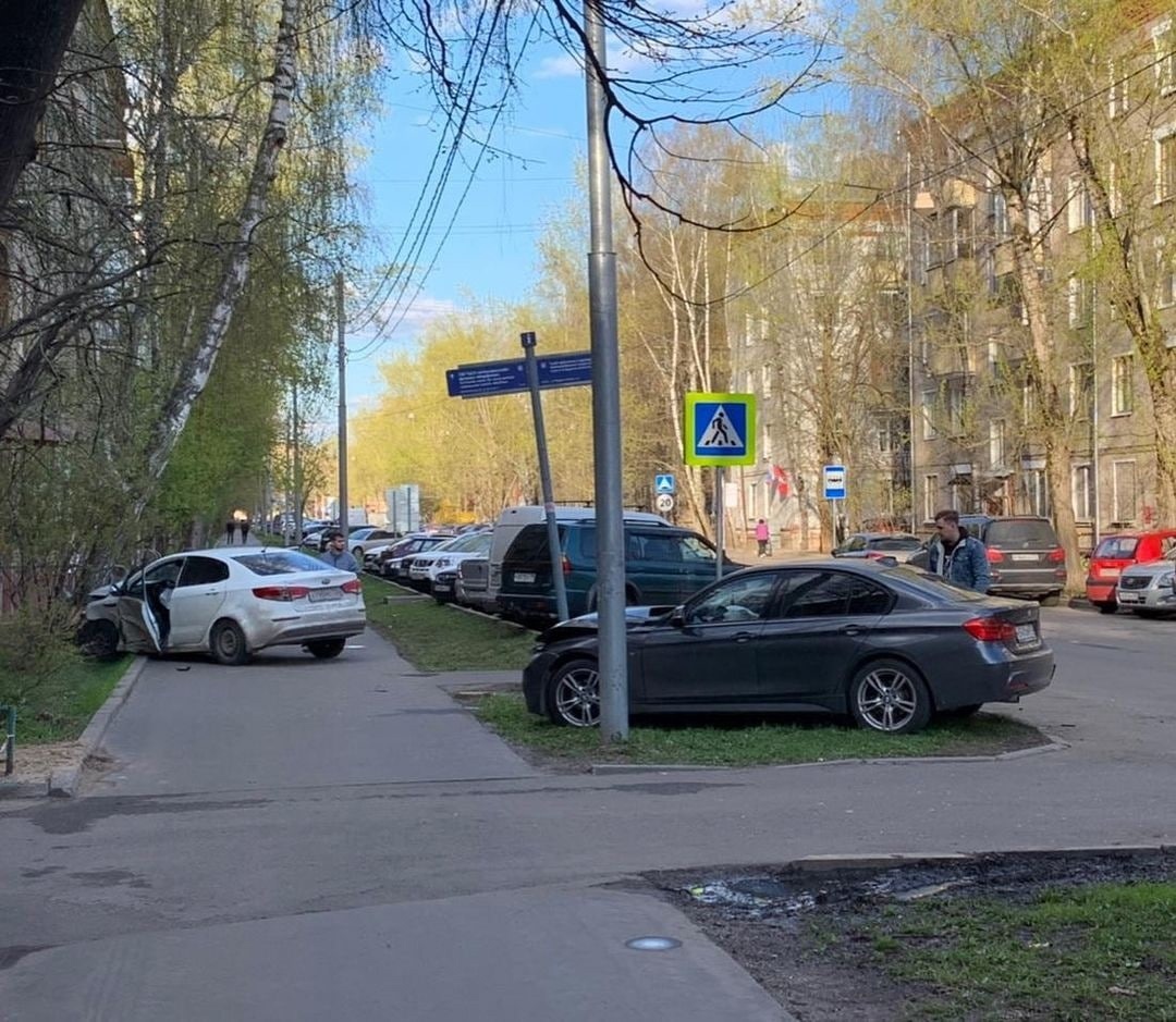 Две легковушки вылетели на тротуар при ДТП на Малой Ботанической