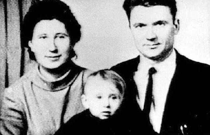Отъявленные преступники и маньяки в кругу семьи на снимках