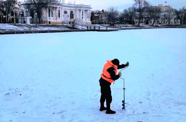Спасатели предупреждают: лед на водоемах Астрахани по-прежнему опасен