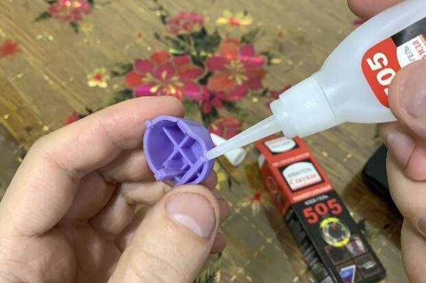 Как склеить мелкую деталь из пластика, если секундный клей совсем не держит