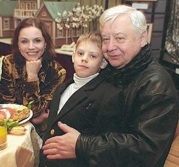 16-летняя девочка полюбила Олега Табакова, а ему было уже 46 лет! Посмотрите на них сейчас