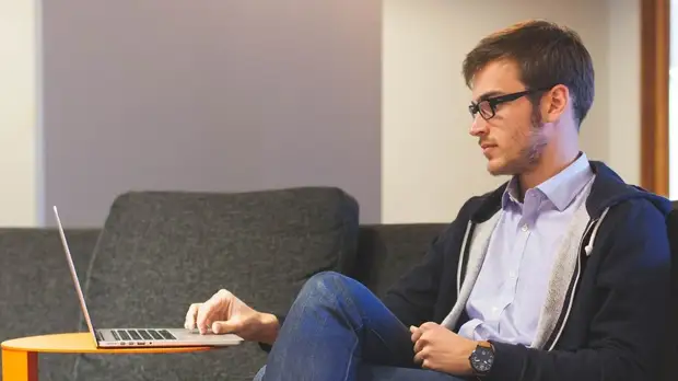 В Минкомсвязи России поддержали совет заклеивать камеру на устройствах