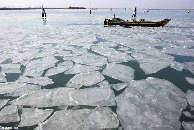 467748 Венецианские каналы впервые за 80 лет сковало льдом