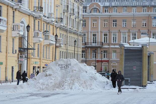 В центре Петербурга лежит огромный сугроб с оскорблением Беглова. Делаем ставки, как скоро его уберут ❄️