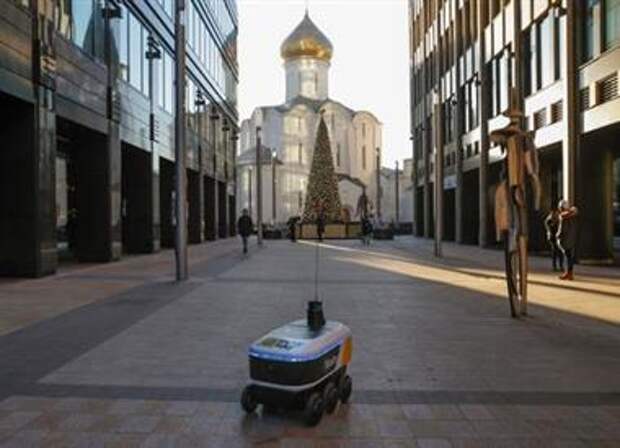 Yandex.Rover, a driverless robot for delivering hot restaurant meals, is seen at a business district in Moscow, Russia December 10, 2020. REUTERS/Evgenia Novozhenina 