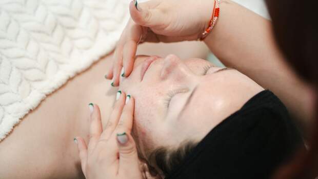 Косметолог предупредила об опасности самомассажа лица по советам из соцсетей