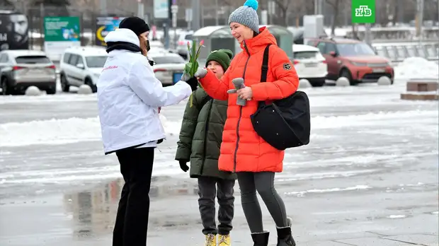 Москвички получили более 100 тысяч цветов от волонтеров