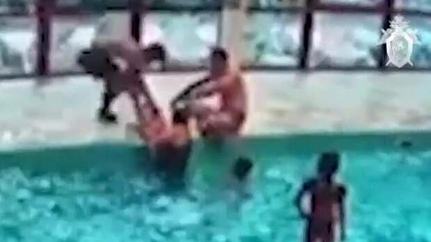 В тайланде утонула в бассейне. Девушку утопили в бассейне. Девочка утонула в бассейне. Девушка утонула в бассейне.