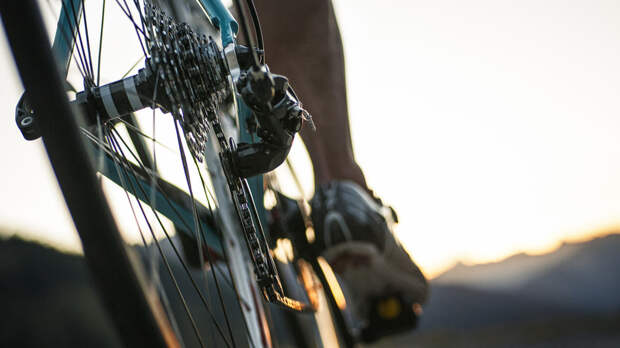 Австрийского велогонщика переехал мотоцикл во время многодневки в Италии