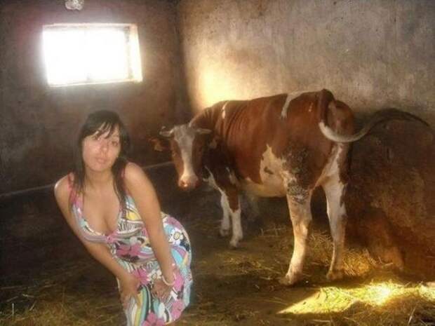 Девушки фотографируются в деревне