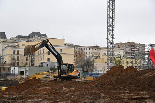 Рабочая техника перевернулась при сносе здания в Петербурге