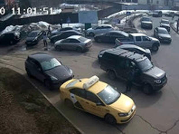 Мужчина забаррикадировался в частном доме и открыл огонь по бойцам Росгвардии в коттеджном поселке "Новые Вешки" в подмосковных Мытищах