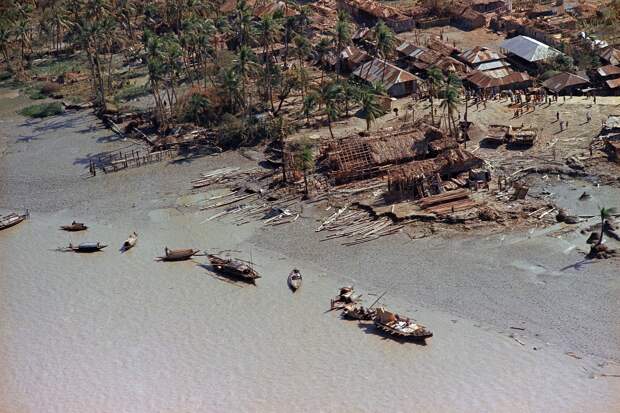 Циклон Бхола 1970 год Этот тропический циклон признан одним из самых губительных стихийных бедствий современного мира. Штормовой прилив, обрушившийся на острова дельты Ганга, унес жизни полумиллиона человек. Еще раз, вдумайтесь в это число: 500 000 человек погибли всего за одни сутки.