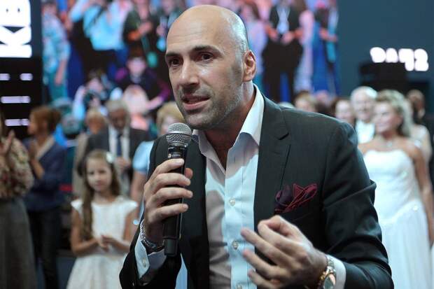 Известный ведущий прокомментировал обвинения бывшей жены в многочисленных изменах