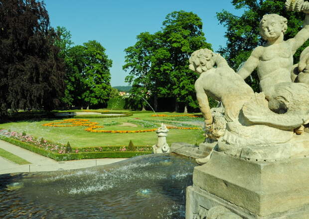 Каскадный фонтан дворцового сада