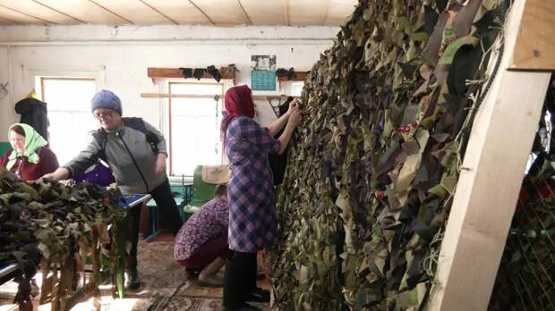 Бабушек из Удмуртии, вязавших масксети для СВО, выгнали на улицу