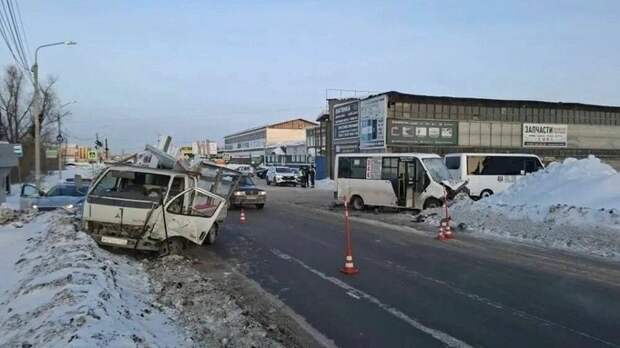 В Омске три человека пострадали в жестком ДТП с маршруткой и грузовиком