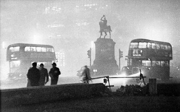 Во время Большого лондонского смога 1952 года слепые помогали людям на улицах найти дорогу домой, потому что только они умели передвигаться наощупь Во время Большого лондонского смога 1952 года слепые помогали людям на улицах найти дорогу домой, потому что только они умели передвигаться наощупь