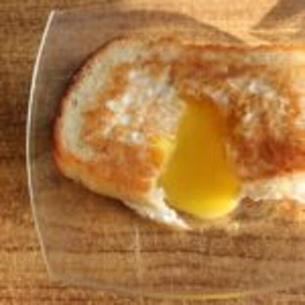 Яйцо в хлебе — вкусный завтрак.