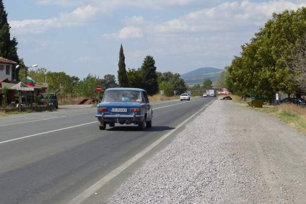 Легковые автомобили советского производства также вполне в почёте: trabant, болгария