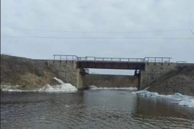 Движение на двух трассах под Новосибирском перекрыли из-за паводка