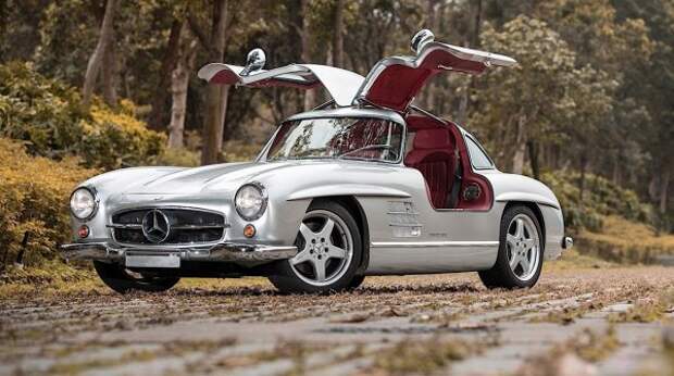 Несмотря на то, что Mercedes-Benz 300 SL AMG HWA был построен в середине 1990-х годов, он по-прежнему является моделью 1954 года, поскольку это проект рестомода. Это означает, что AMG и HWA объединились, чтобы одновременно восстановить и модифицировать классический 300 SL, сделав его поистине впечатляющим автомобилем. Было выпущено всего 11 таких автомобилей, каждый из которых был преобразован из оригинальной модели 1954 года в современный автомобиль с классическим внешним видом и трансмиссией, разработанной AMG.
