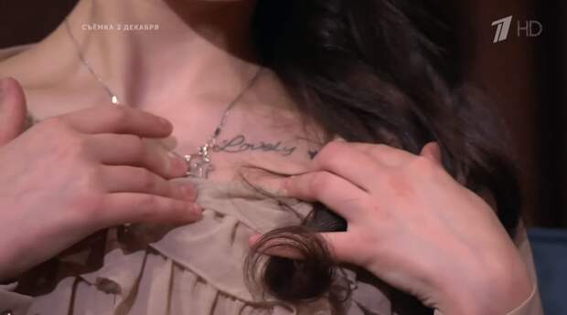 Косторная новую показала татуировку на шоу «Вечерний Ургант» (фото)