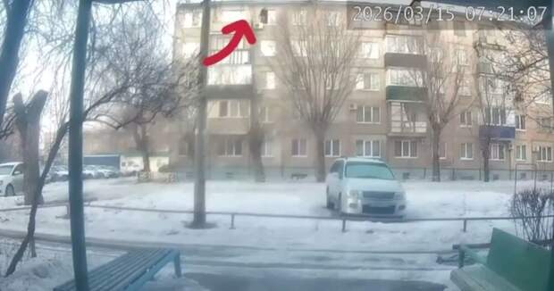 Женщина выпала из окна пятого этажа и сама вернулась домой