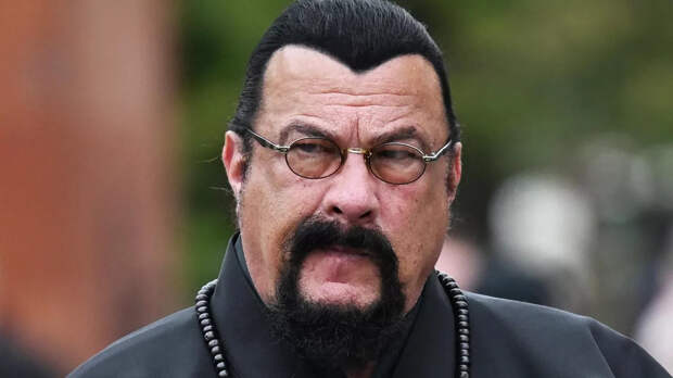 Стивен Сигал выставил на продажу двухэтажный особняк в закрытом посёлке в Подмосковье