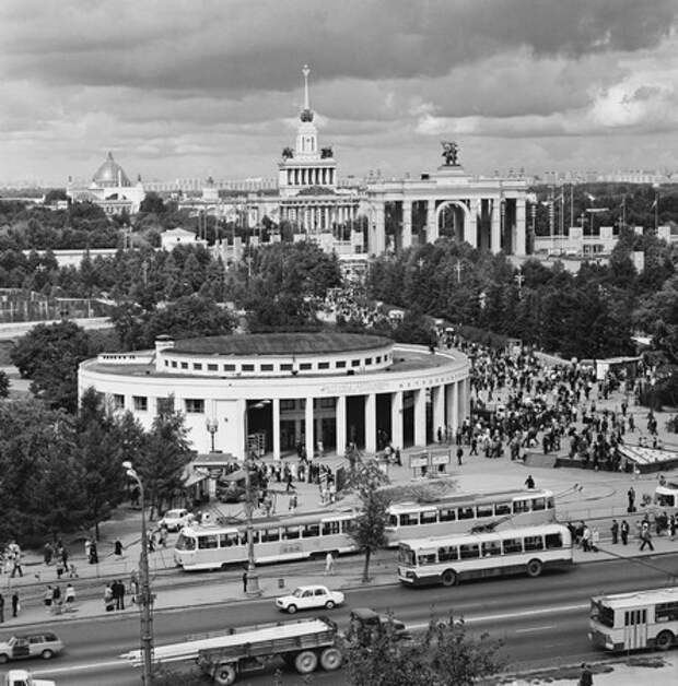 На снимке: Москва. Станция метро "ВДНХ" (на первом плане) и Выставка достижений народного хозяйства СССР (ВДНХ СССР), 1977 год Фото Виктор Кошевой /Фотохроника ТАСС