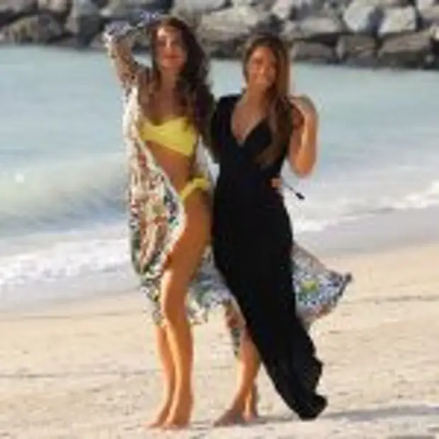 Даниэлла Семаан, жена полузащитника «Монако» Сеска Фабрегаса и Антонелла Рокуццо (справа), жена нападающего «Барселоны» Лионеля Месси