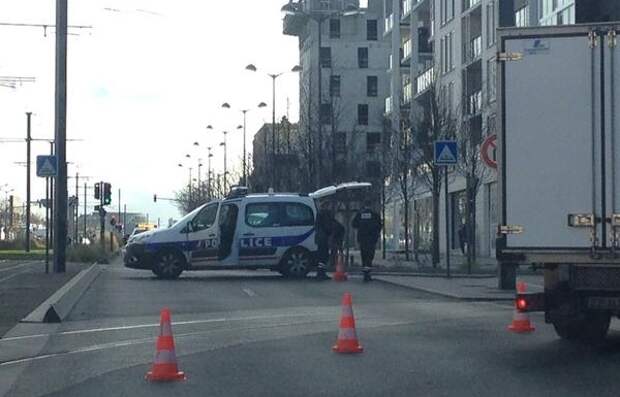 ТАСС: Захвативший заложников на почте в пригороде Парижа задержан