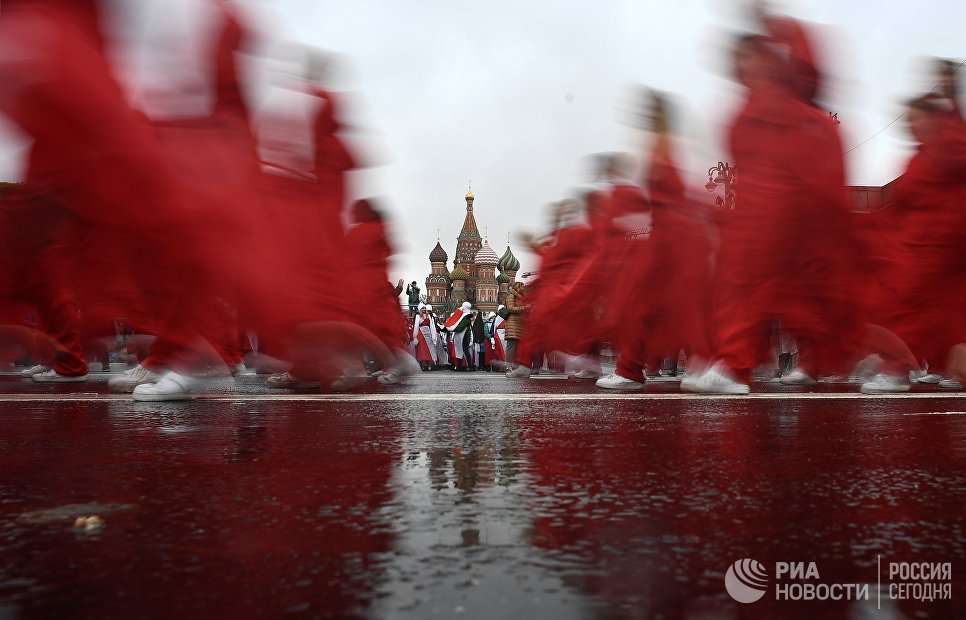 Участники карнавального шествия в Москве в рамках XIX Всемирного фестиваля молодежи и студенчества. 14 октября 2017