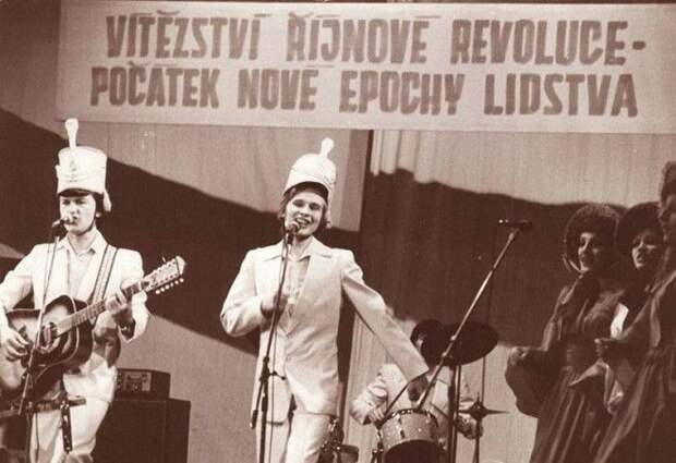 13. Александр Малинин в составе ВИА «Поют гитары» исполняет песню «Аты-баты». Чехословакия, 1979 г. 13. Александр Малинин в составе ВИА «Поют гитары» исполняет песню «Аты-баты». Чехословакия, 1979 г. СССР, история, факты